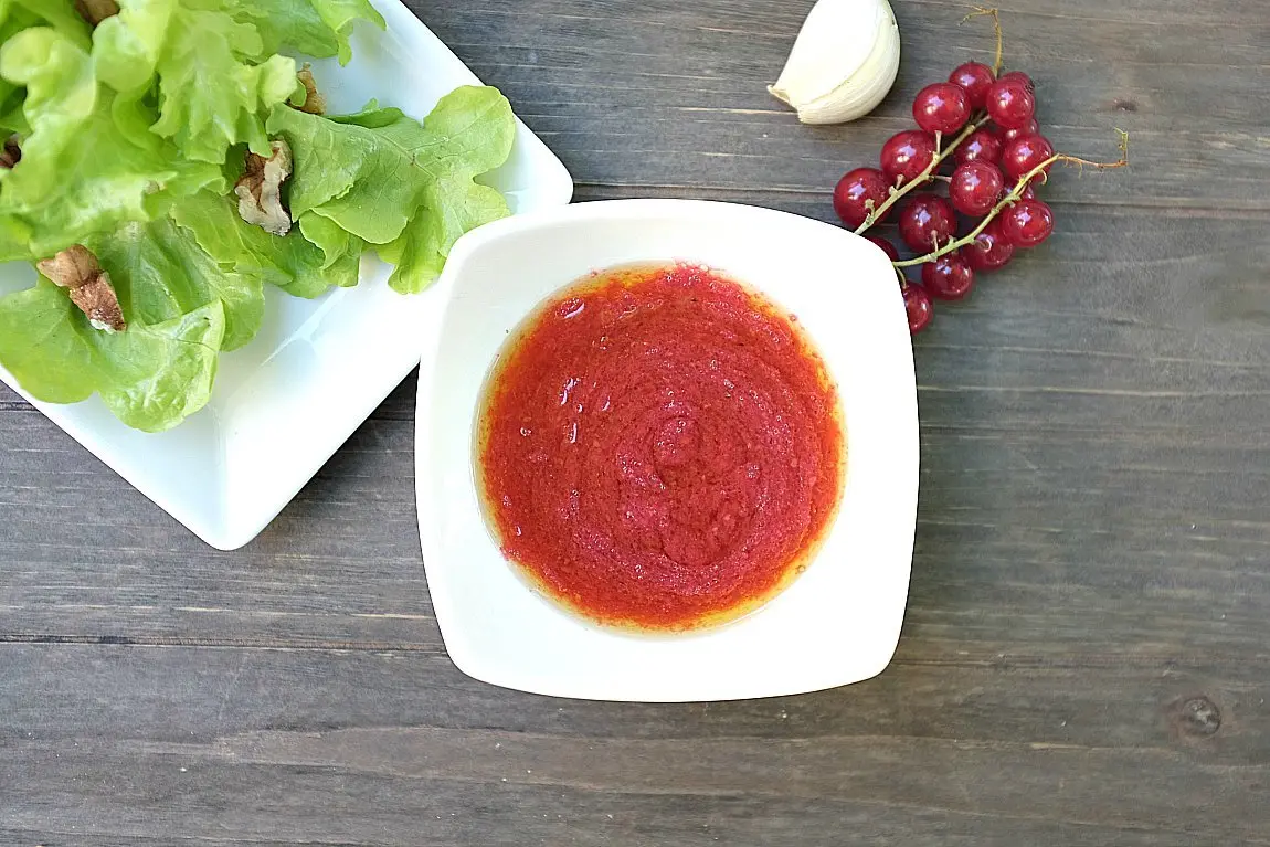 Ein Farbknaller auf dem Salat: Johannisbeere-Dressing