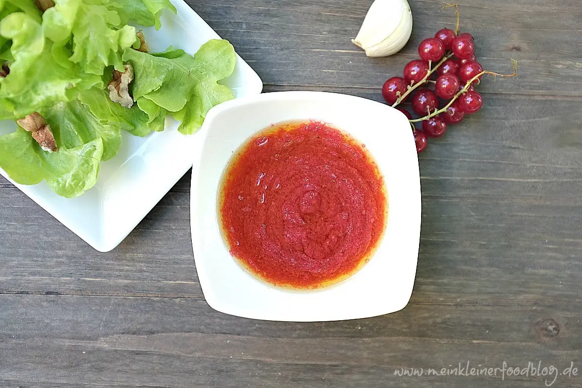 Ein Farbknaller auf dem Salat: Johannisbeere-Dressing
