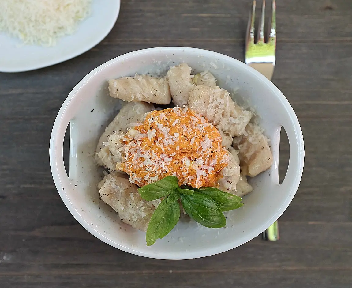 15-Minuten-Ricotta-Gnocchi mit einer schnellen Paprika-Feta-Butter