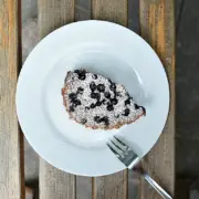 Clafoutis ist eine französische Süßspeise aus der Region Limousin. Traditionell wird er mit Kirschen zubereitet. Hier findet ihr meine Variante mit Blaubeeren.