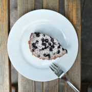 Clafoutis ist eine französische Süßspeise aus der Region Limousin. Traditionell wird er mit Kirschen zubereitet. Hier findet ihr meine Variante mit Blaubeeren.