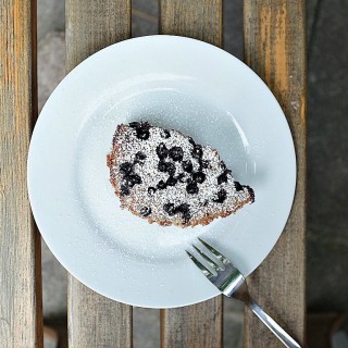 Clafoutis ist eine französische Süßspeise aus der Region Limousin. Traditionell wird er mit Kirschen zubereitet. Hier findet ihr meine Variante mit Blaubeeren.