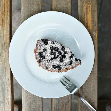 Clafoutis ist eine französische Süßspeise aus der Region Limousin. Traditionell wird er mit Kirschen zubereitet. Hier findet ihr meine Variante mit Blaubeeren.