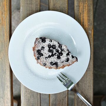 Clafoutis ist eine französische Süßspeise aus der Region Limousin. Traditionell wird er mit Kirschen zubereitet. Hier findet ihr meine Variante mit Blaubeeren.
