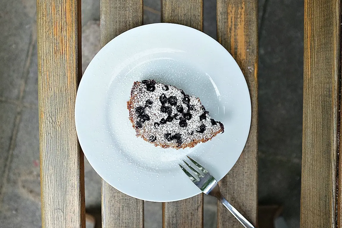 Clafoutis ist eine französische Süßspeise aus der Region Limousin. Traditionell wird er mit Kirschen zubereitet. Hier findet ihr meine Variante mit Blaubeeren.