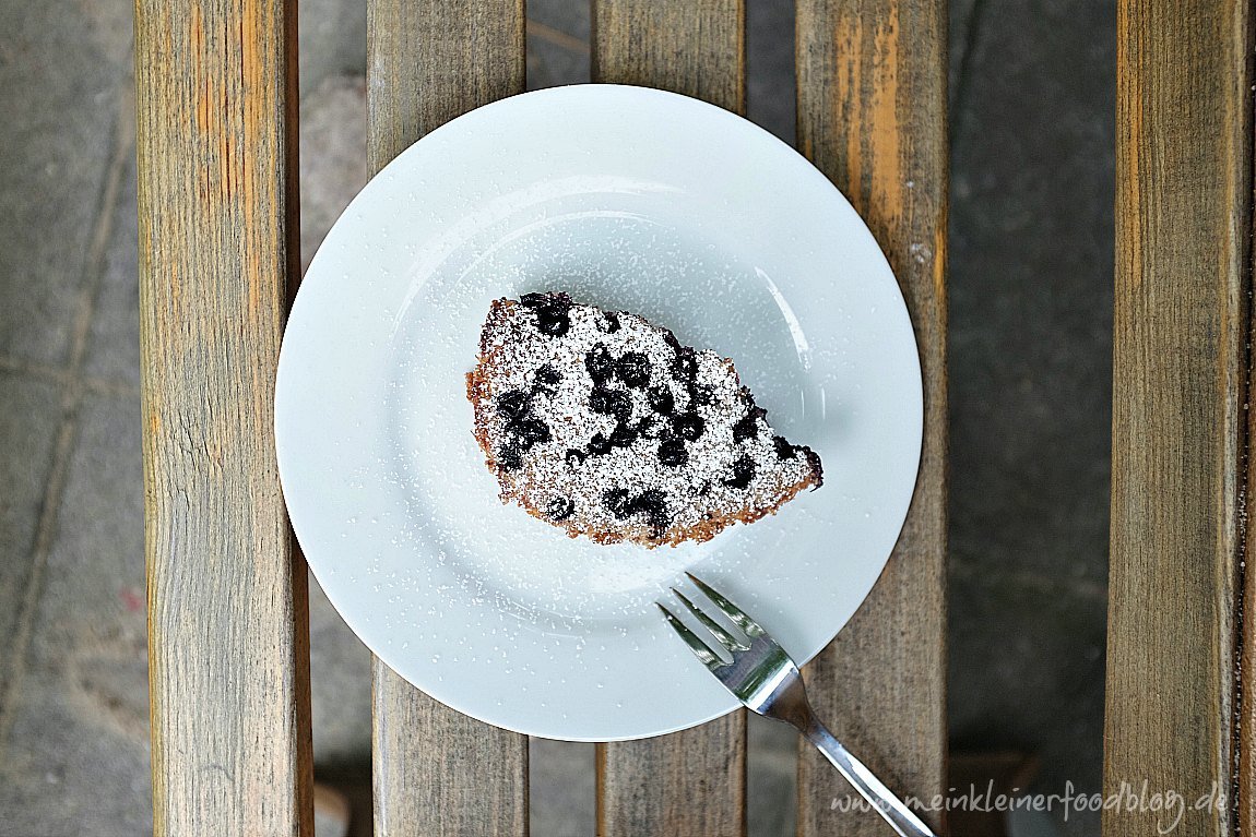 Clafoutis ist eine französische Süßspeise aus der Region Limousin. Traditionell wird er mit Kirschen zubereitet. Hier findet ihr meine Variante mit Blaubeeren. 