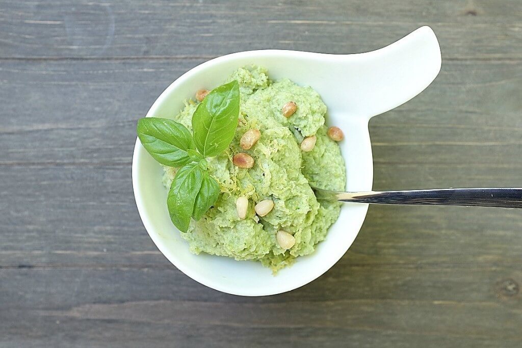Brokkoli-Pesto - überzeugt sogar Gemüsemuffel - egal ob zu Pasta, Gnocchi oder als Beilage zu Fisch & Fleisch. Einfach lecker!