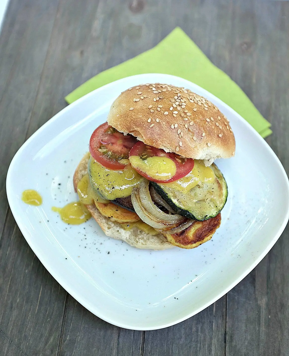 Eine wahre Geschmacksexplosion: Halloumi Burger mit gegrillten Gemüse