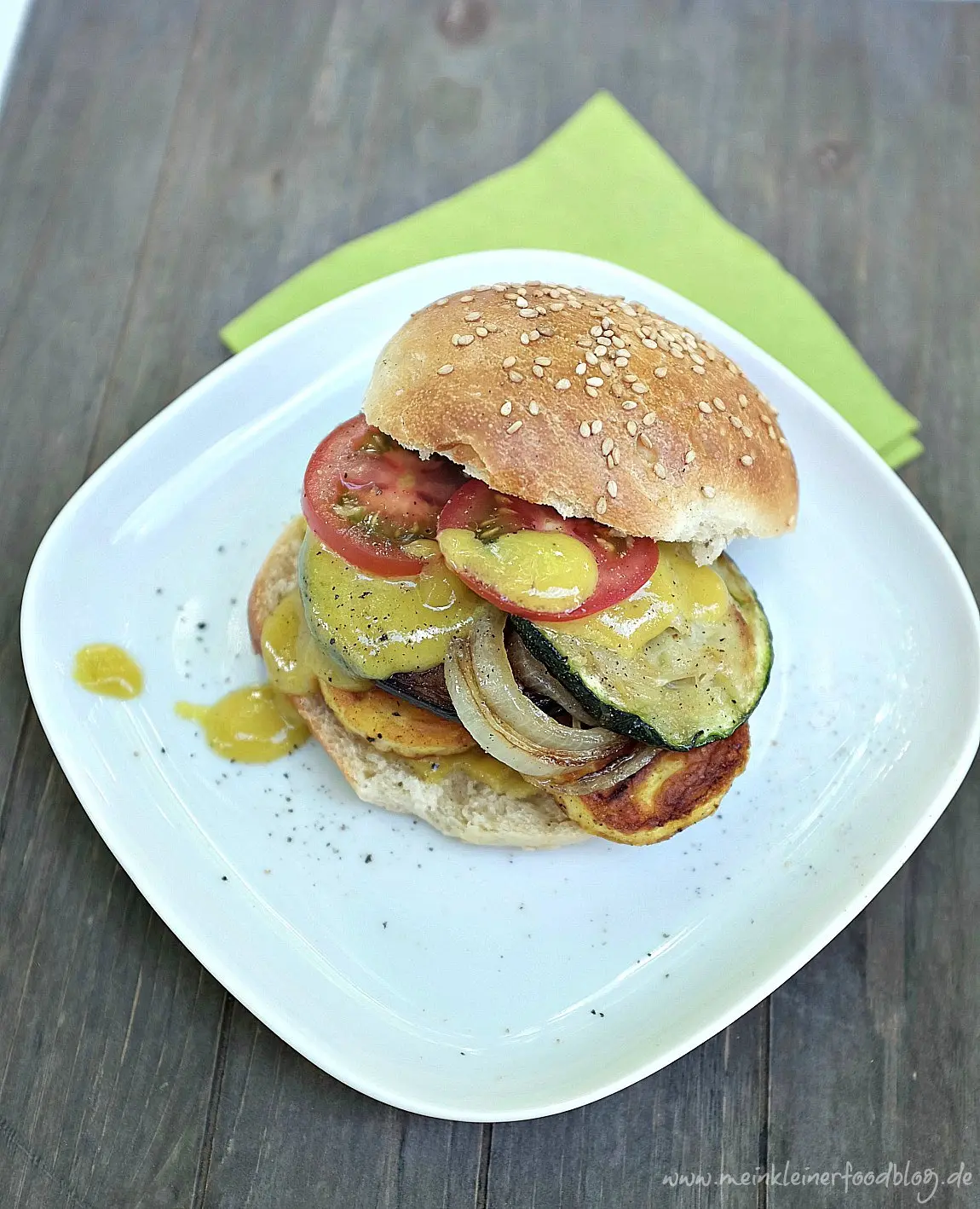 Eine wahre Geschmacksexplosion: Halloumi Burger mit gegrillten Gemüse