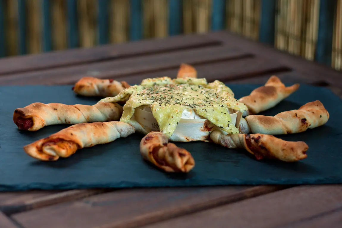 Toll für einen gemütlichen Abend zu Hause: Pizza-Sonne mit Käse-Fondue