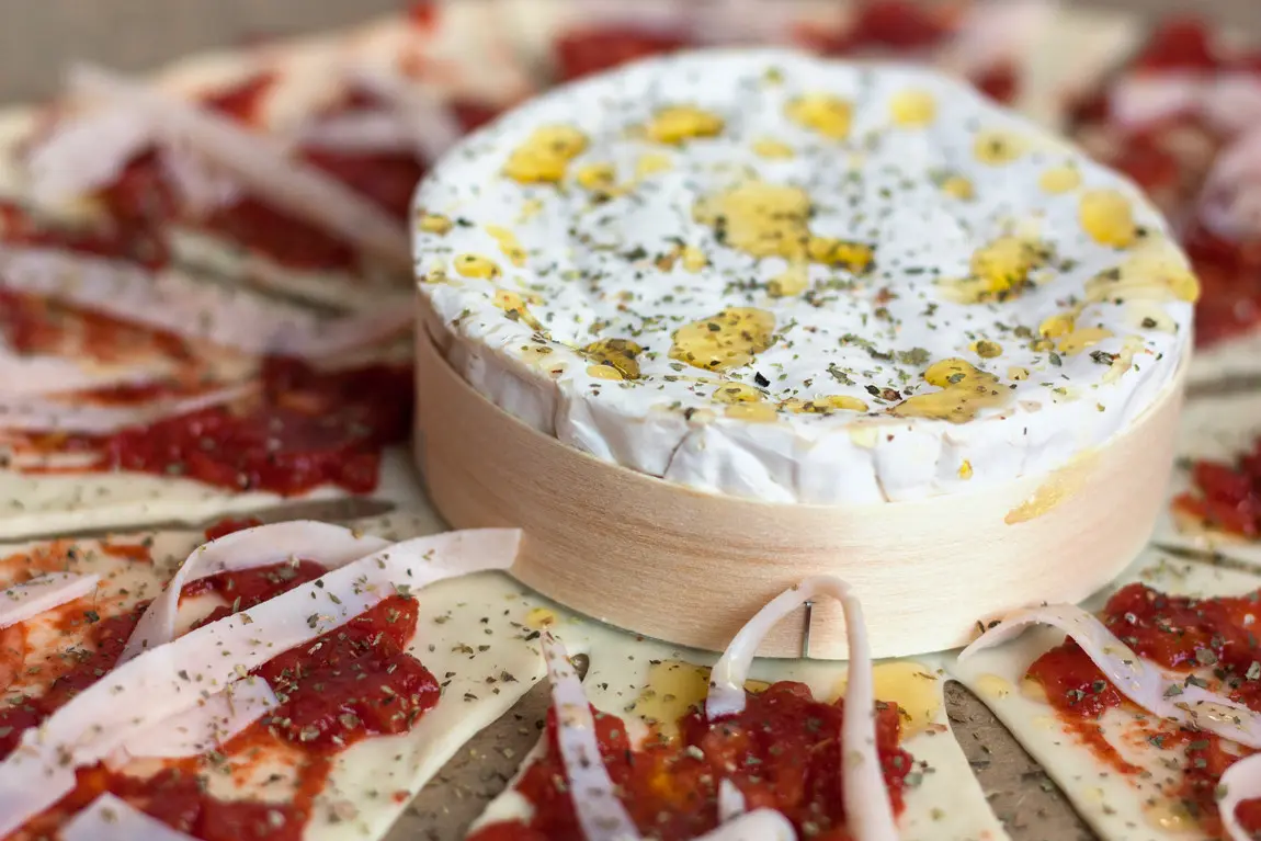 Toll für einen gemütlichen Abend zu Hause: Pizza-Sonne mit Käse-Fondue