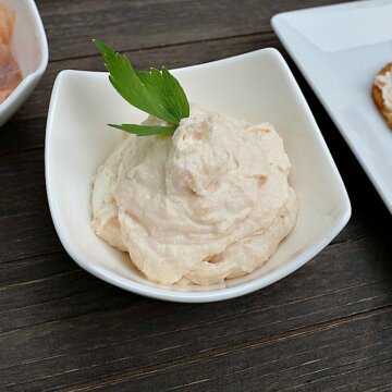 2 Zutaten, 3 Minuten Zeit und schon ist ein köstlicher Lachs-Aufstrich fertig zum Genießen. Einfacher geht es nicht!