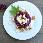 Rotkohl-Salat mit Feta und karamellisierten Walnüssen - ein köstliche Kombination, die im Nu zubereitet ist