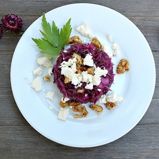 Rotkohl-Salat mit Feta und karamellisierten Walnüssen - ein köstliche Kombination, die im Nu zubereitet ist
