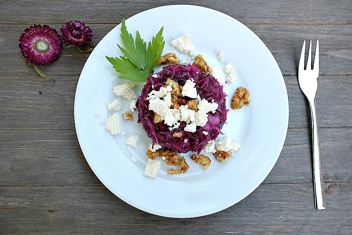 Rotkohl-Salat mit Feta und karamellisierten Walnüssen - ein köstliche Kombination, die im Nu zubereitet ist