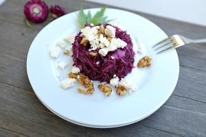 Rotkohl-Salat mit Feta und karamellisierten Walnüssen - ein köstliche Kombination, die im Nu zubereitet ist.