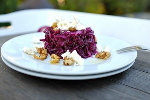 Rotkohl-Salat mit Feta und karamellisierten Walnüssen - ein köstliche Kombination, die im Nu zubereitet ist.
