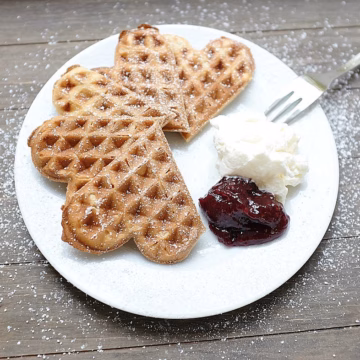 Ohne viel Aufwand bekommt ihr mit diesen Grundrezept wunderbar knusprige Waffeln, die innen noch schon weich sind.