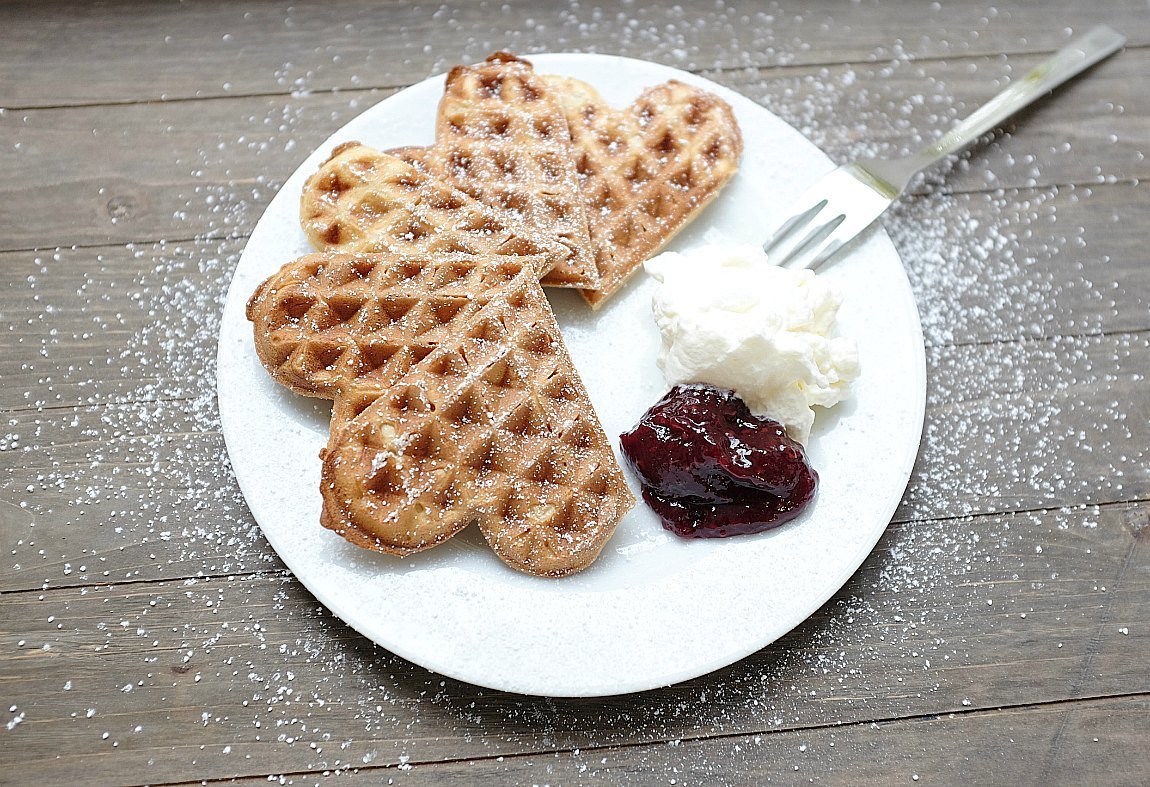 Ohne viel Aufwand bekommt ihr mit diesen Grundrezept wunderbar knusprige Waffeln, die innen noch schon weich sind.