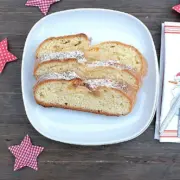 Stollen backen muss nicht kompliziert sein. Probiert mal diesen einfachen Orangen-Marzipan-Quarkstollen. Leicht in der Zubereitung, lecker im Geschmack. Weihnachten kann kommen!