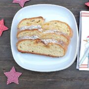 Stollen backen muss nicht kompliziert sein. Probiert mal diesen einfachen Orangen-Marzipan-Quarkstollen. Leicht in der Zubereitung, lecker im Geschmack. Weihnachten kann kommen!
