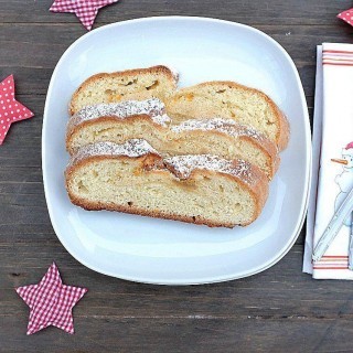 Stollen backen muss nicht kompliziert sein. Probiert mal diesen einfachen Orangen-Marzipan-Quarkstollen. Leicht in der Zubereitung, lecker im Geschmack. Weihnachten kann kommen!