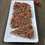 weihnachtliche Spekulatius-Quinoa-Schoko-Riegel aus nur 4 Zutaten sind sooo lecker und ganz schnell hergestellt. Perfekt zum selber naschen oder als Weihnachtsüberraschung!