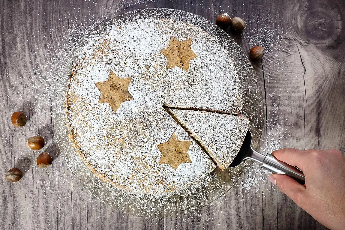 Ein Familienklassiker ist diese Zimttorte: Jedes Jahr in der Weihnachts- und Winterzeit bei uns auf der Kaffeetafel zu finden. Er sieht optisch toll aus, ist aber wirklich kinderleicht in der Zubereitung.