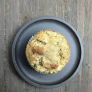 Diese Apfel-Zimt-Muffins gelingen super schnell und mit der mit den Chia-Samen bekommen sie einen tollen Knuspereffekt - meine Familie liebt diese kleine Küchlein.
