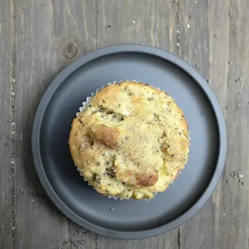 Diese Apfel-Zimt-Muffins gelingen super schnell und mit der mit den Chia-Samen bekommen sie einen tollen Knuspereffekt - meine Familie liebt diese kleine Küchlein.
