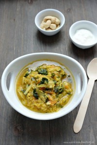 Diese indische Linsensuppe begleitet mich schon seit meiner Kindheit. Sie steckt voller guter Nährstoffe und schmeckt wunderbar nach Curry, Gemüse & Linsen.