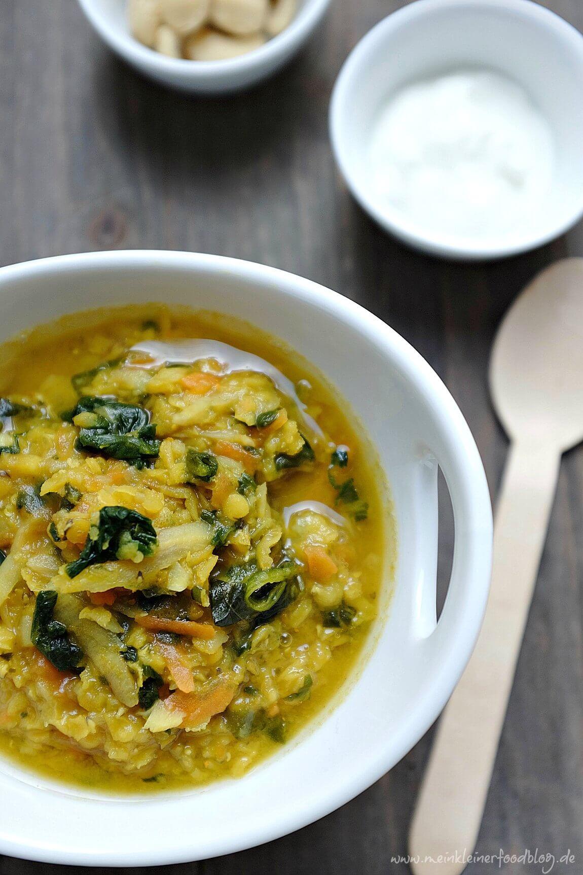 Diese indische Linsensuppe begleitet mich schon seit meiner Kindheit. Sie steckt voller guter Nährstoffe und schmeckt wunderbar nach Curry, Gemüse & Linsen.