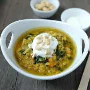 Diese indische Linsensuppe begleitet mich schon seit meiner Kindheit. Sie steckt voller guter Nährstoffe und schmeckt wunderbar nach Curry, Gemüse & Linsen.