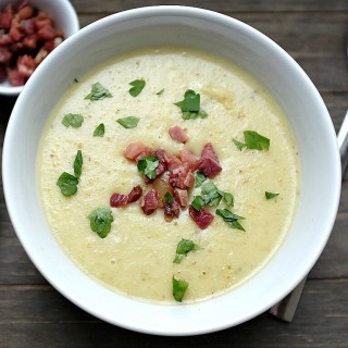 Kartoffelsuppe mit Wirsing und gebratenem Speck - ein Schüssel voller wärmendem Glück in der kalten Jahreszeit.