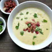 Kartoffelsuppe mit Wirsing und gebratenem Speck - ein Schüssel voller wärmendem Glück in der kalten Jahreszeit.