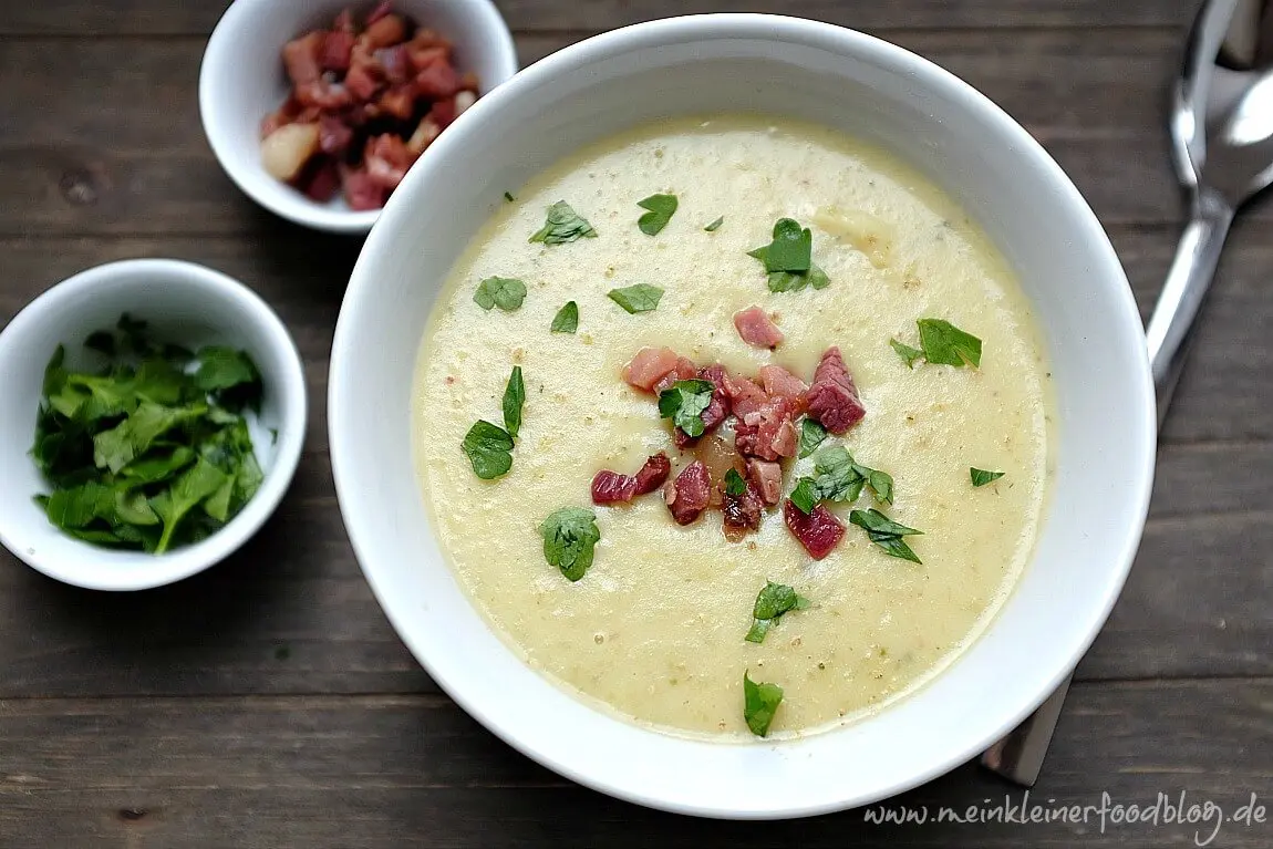 Kartoffelsuppe mit Wirsing und gebratenem Speck - ein Schüssel voller wärmendem Glück in der kalten Jahreszeit.