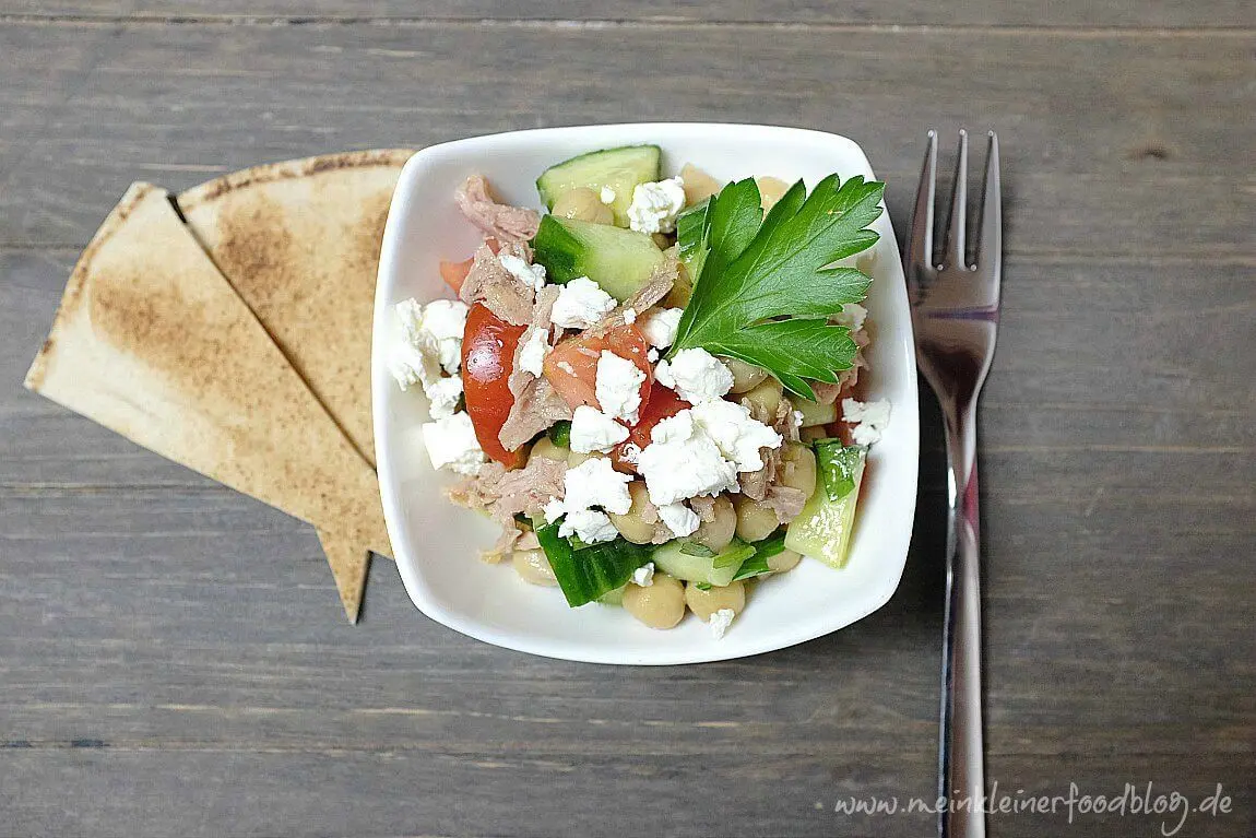 Dieser Kichererbsen-Salat ist meiner Lieblingssalate, da er in wenigen Minuten zusammengerührt ist, sehr wandlungsfähig ist, lecker schmeckt und sättigend ist. Perfekt für ein Mittagessen im Büro.