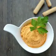 Die Ajvar-Feta-Creme besteht aus nur 4 Zutaten und ist innerhalb von 5 Minuten fertig zum Essen. Lecker!