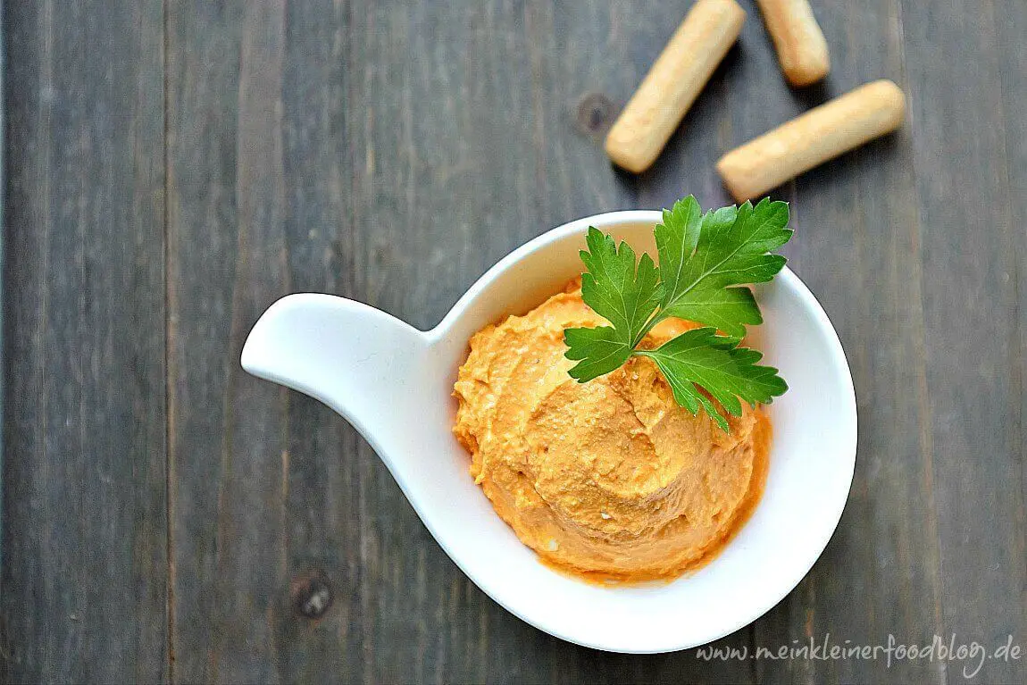 Ajvar ist eine Würzpaste aus Paprika. Zusammen mit Feta, Frischkäse und Knoblauch ergibt sie einen schnellen Genuss.