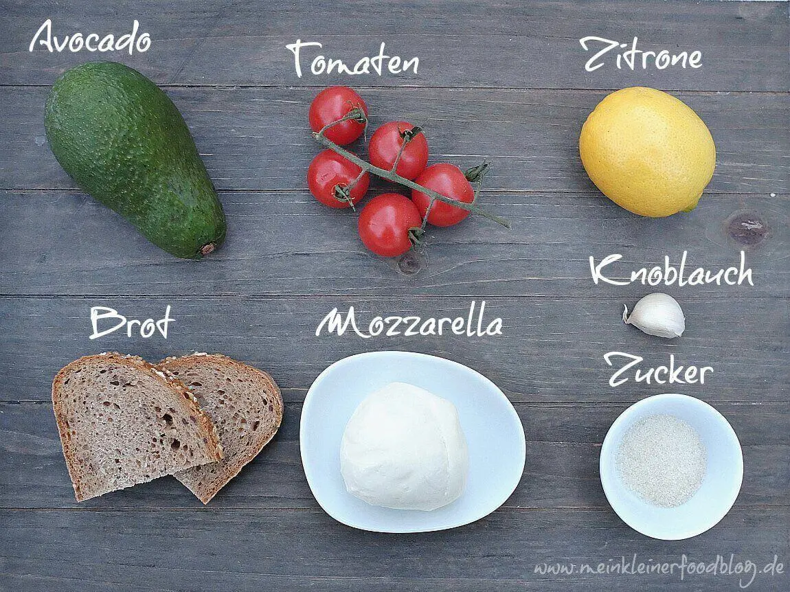 Dieses Avocado Bruschetta schmeckt sensationell. Geröstetes Brot wird eingerieben mit Knoblauch und belegt mit einem Avocado-Mus, karamellisierten Tomaten und Mozzarella. Sooo gut!