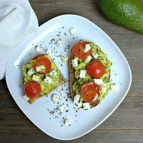 Dieses Avocado Bruschetta schmeckt sensationell. Geröstetes Brot wird eingerieben mit Knoblauch und belegt mit einem Avocado-Mus, karamellisierten Tomaten und Mozzarella. Sooo gut!