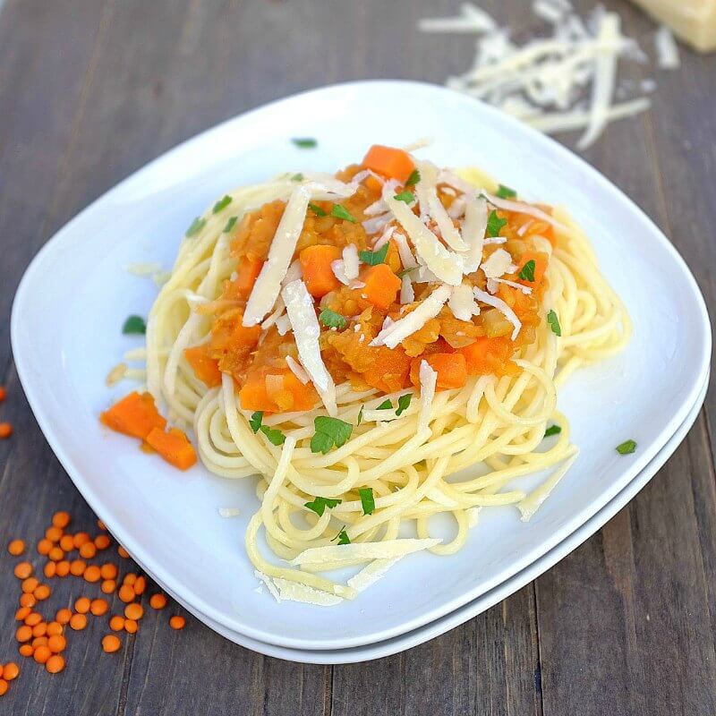 Diese Linsen-Bolognese hat gute Chancen ein Familienlieblingsessen zu werden. Mit dem Parmesan schmeckt die Soße wunderbar würzig, da vermisst keiner das Fleisch. Ein tolle Abwechslung in der Nudel-Soßen-Auswahl und schnell zubereitet ist es auch noch.