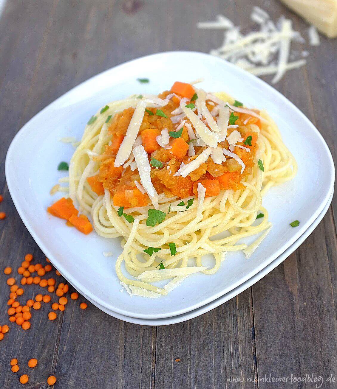 Diese Linsen-Bolognese hat gute Chancen ein Familienlieblingsessen zu werden. Mit dem Parmesan schmeckt die Soße wunderbar würzig, da vermisst keiner das Fleisch. Ein tolle Abwechslung in der Nudel-Soßen-Auswahl und schnell zubereitet ist es auch noch.