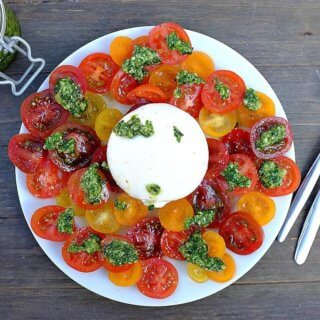 Bärlauch Pesto mit Burrata und Tomaten schmeckt würzig, wunderbar cremig und frisch zu gleich. So ein Genuss!