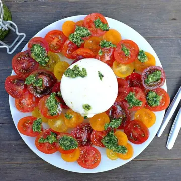 Bärlauch Pesto mit Burrata und Tomaten schmeckt würzig, wunderbar cremig und frisch zu gleich. So ein Genuss!