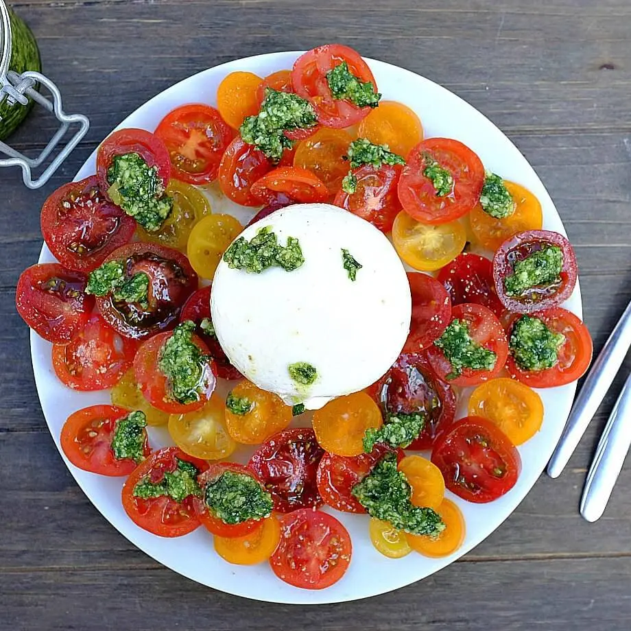 Bärlauch Pesto mit Burrata und Tomaten schmeckt würzig, wunderbar cremig und frisch zu gleich. So ein Genuss!