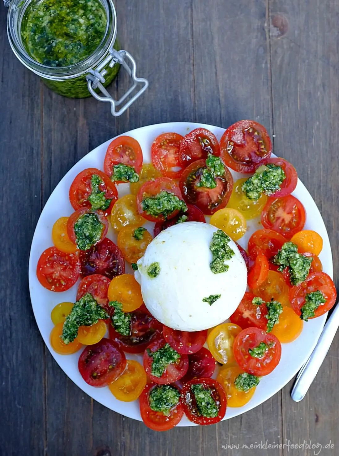 Bärlauch Pesto mit Burrata und Tomaten schmeckt würzig, wunderbar cremig und frisch zu gleich. So ein Genuss!