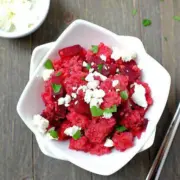 Dieser 15-Minuten Couscous mit Roter Bete und Feta ist in nur 15 Minuten fertig, ein Aromenfeuerwerk und optisch senstationell, oder? Unbedingt nachmachen!