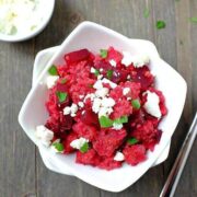 Dieser 15-Minuten Couscous mit Roter Bete und Feta ist in nur 15 Minuten fertig, ein Aromenfeuerwerk und optisch senstationell, oder? Unbedingt nachmachen!