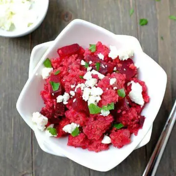 Dieser 15-Minuten Couscous mit Roter Bete und Feta ist in nur 15 Minuten fertig, ein Aromenfeuerwerk und optisch senstationell, oder? Unbedingt nachmachen!